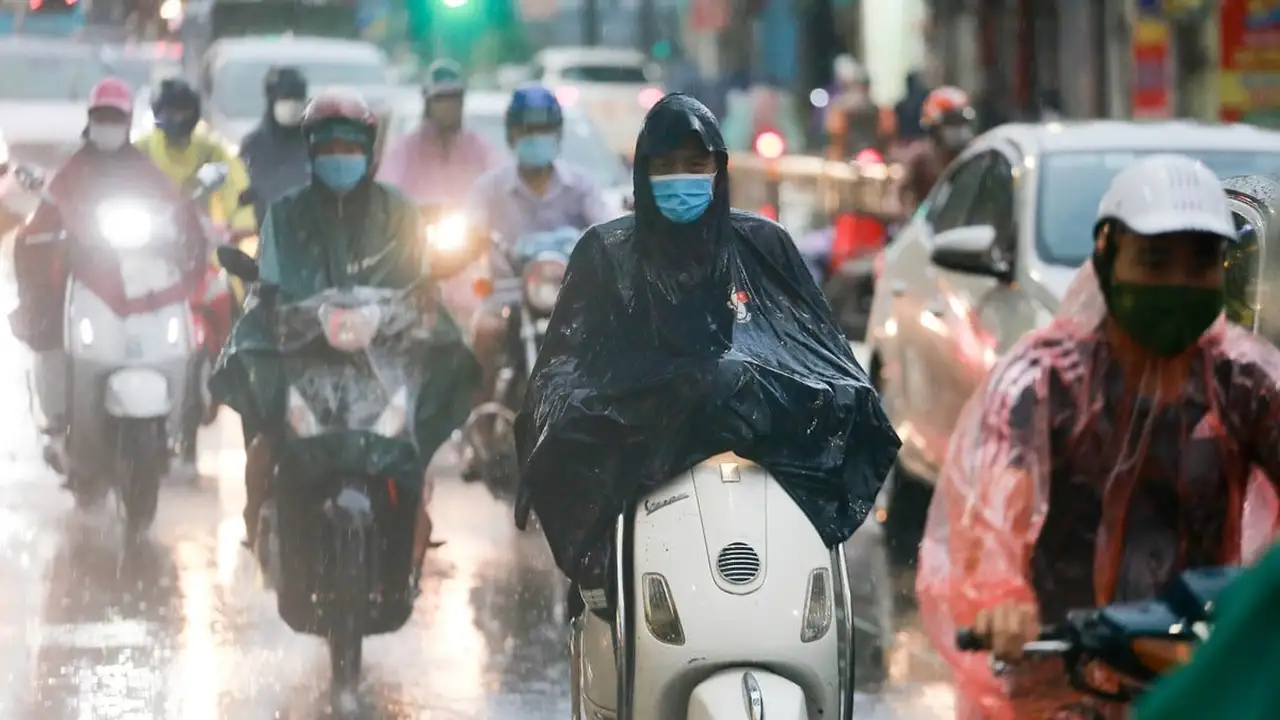 أمطار غزيرة تضرب شمال فيتنام وسط طقس حار ومشمس في الجنوب